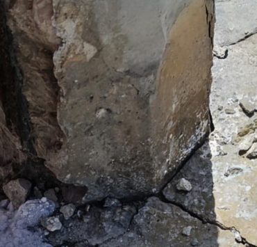 Poste de la CFE apunto de derrumbarse en el poblado de Lerma