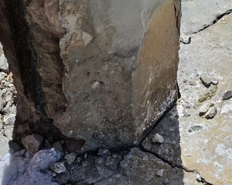 Poste de la CFE apunto de derrumbarse en el poblado de Lerma