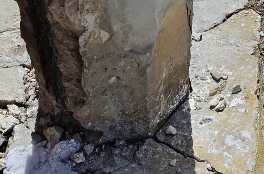 Poste de la CFE apunto de derrumbarse en el poblado de Lerma