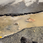 Vecinos exigen reparar baches y el ayuntamiento desaparece