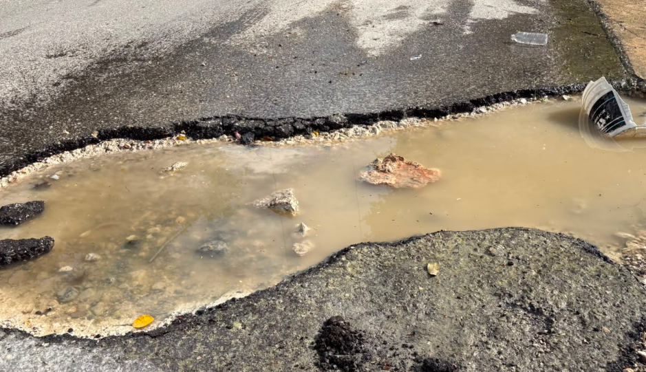 Vecinos exigen reparar baches y el ayuntamiento desaparece
