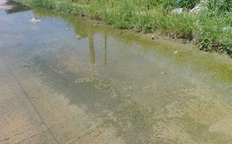 Un "río" de aguas negras afecta a vecinos de fraccionamiento Presidentes de México