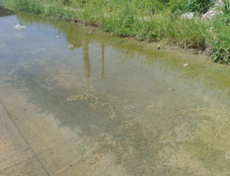 Un "río" de aguas negras afecta a vecinos de fraccionamiento Presidentes de México