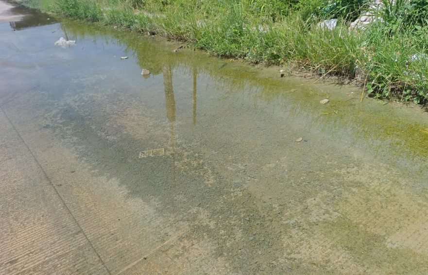 Un "río" de aguas negras afecta a vecinos de fraccionamiento Presidentes de México