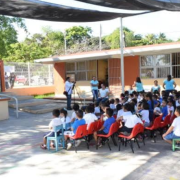 Campeche entrega 23 mil paquetes escolares