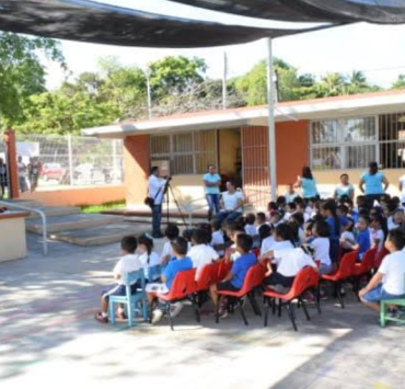 Campeche entrega 23 mil paquetes escolares