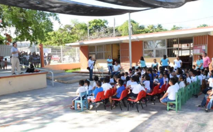 Campeche entrega 23 mil paquetes escolares