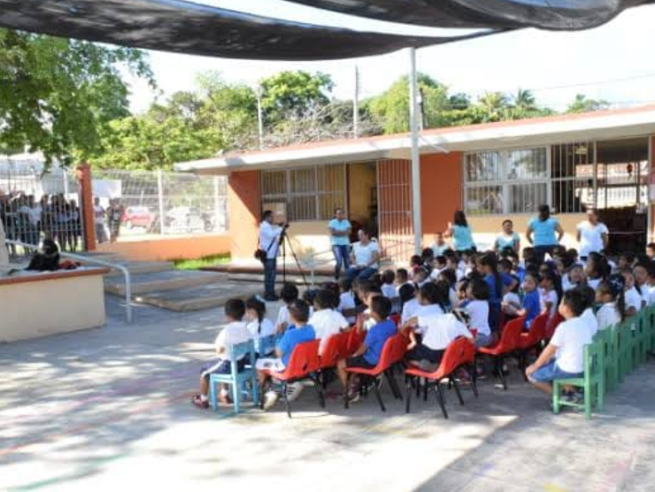 Campeche entrega 23 mil paquetes escolares