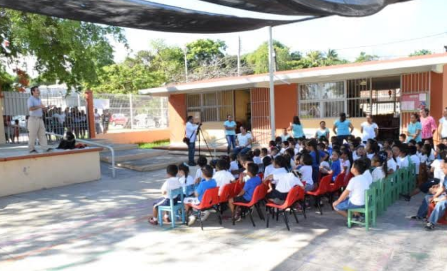 Campeche entrega 23 mil paquetes escolares