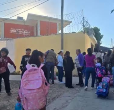 Regresen miles de estudiantes a clases en Campeche