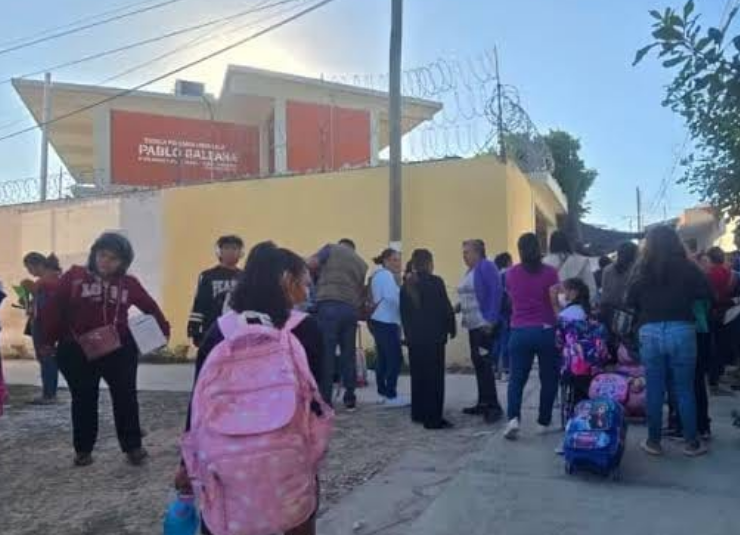 Regresen miles de estudiantes a clases en Campeche