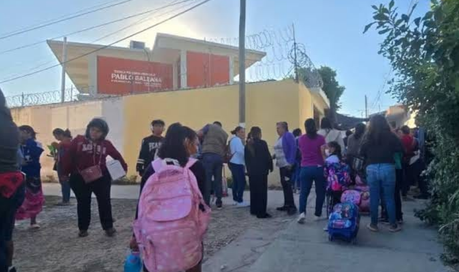 Regresen miles de estudiantes a clases en Campeche