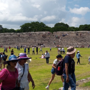 Turismo desborda ruinas en Campeche