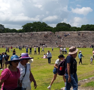 Turismo desborda ruinas en Campeche