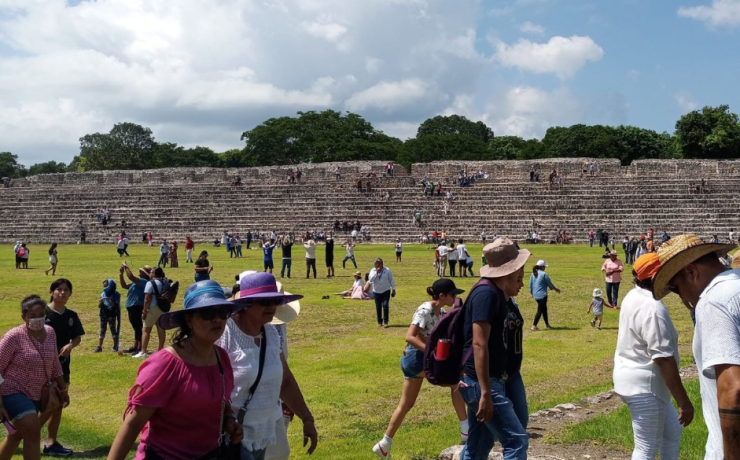 Turismo desborda ruinas en Campeche