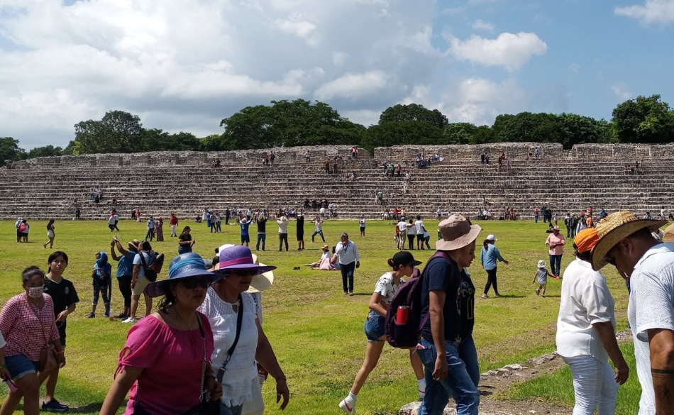 Turismo desborda ruinas en Campeche