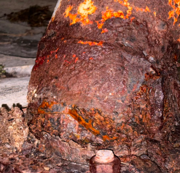 Un poste oxidado colapsa en la colonia Minas, Campeche