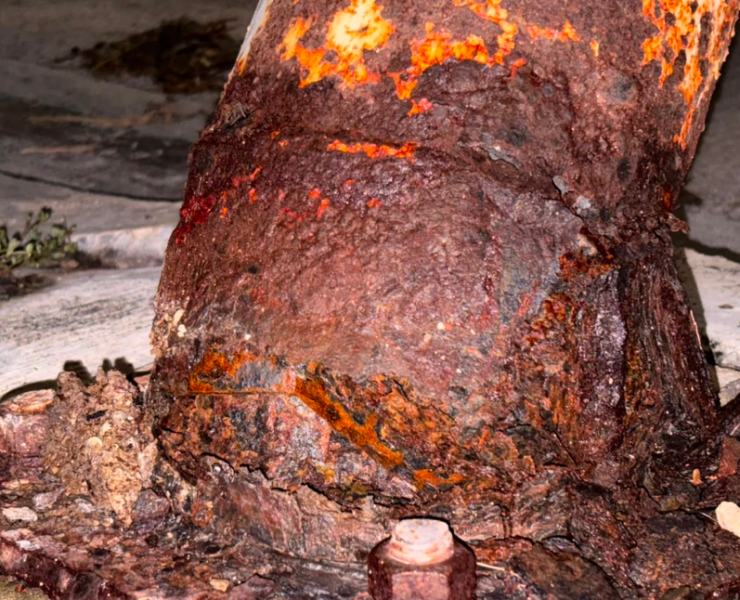 Un poste oxidado colapsa en la colonia Minas, Campeche