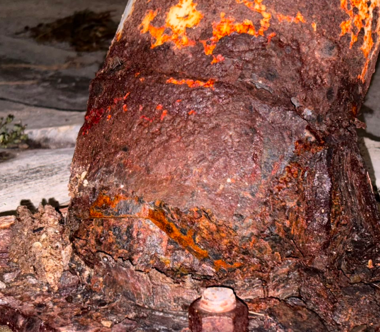 Un poste oxidado colapsa en la colonia Minas, Campeche