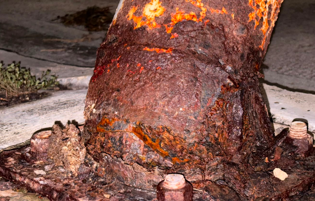Un poste oxidado colapsa en la colonia Minas, Campeche