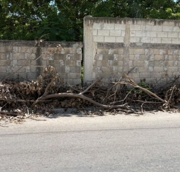 Basura en las banquetas de Campeche, un problema común