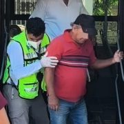 Adulto mayor convulsiona dentro de un camión en Campeche