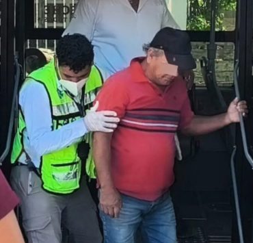 Adulto mayor convulsiona dentro de un camión en Campeche