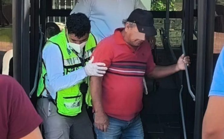Adulto mayor convulsiona dentro de un camión en Campeche