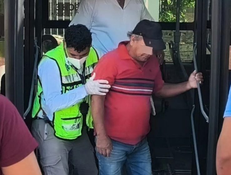 Adulto mayor convulsiona dentro de un camión en Campeche