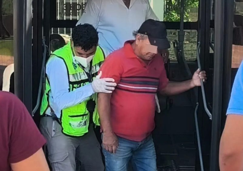 Adulto mayor convulsiona dentro de un camión en Campeche