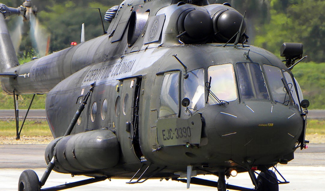 Despliegue aeronaval con embarcaciones Defender y helicóptero MI17