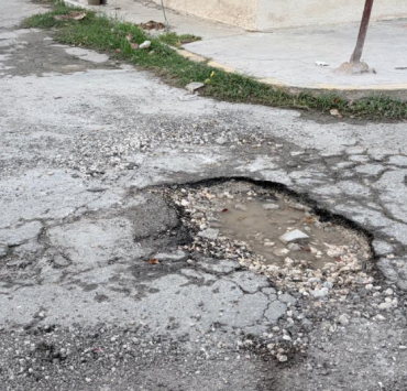 Baches reinan las calles de Campeche y el problema solo crece