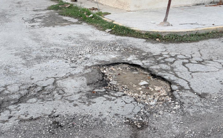 Baches reinan las calles de Campeche y el problema solo crece