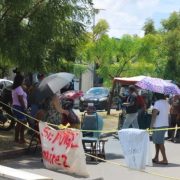 Vecinos y locatarios bloquearon la avenida Colosio por fallas eléctricas