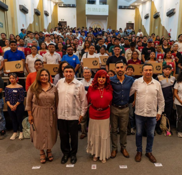 Sansores impulsa a estudiantes de Campeche