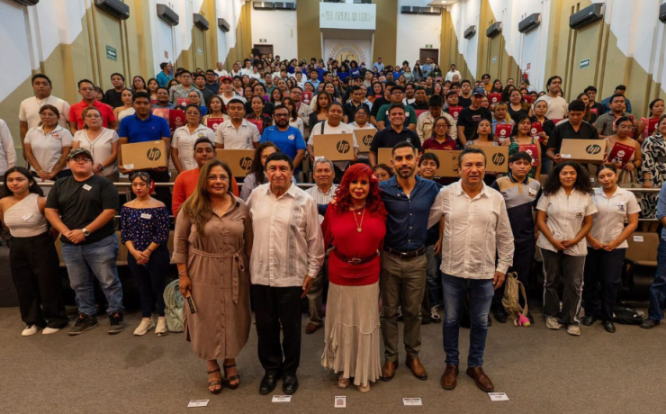 Sansores impulsa a estudiantes de Campeche