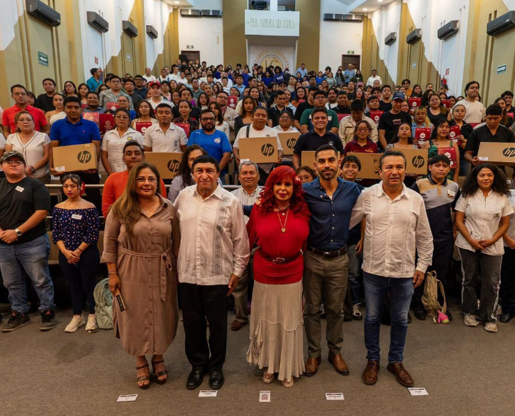 Sansores impulsa a estudiantes de Campeche