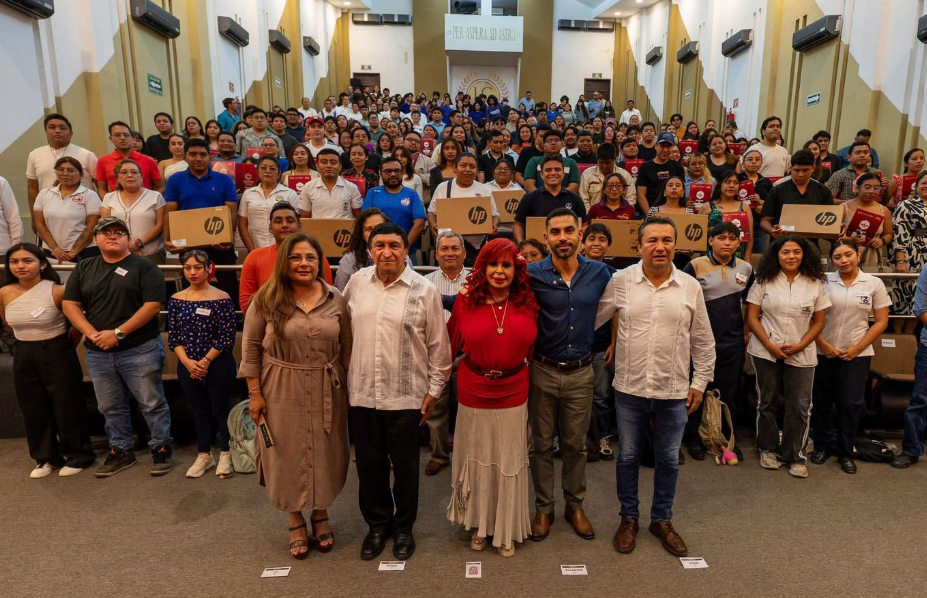 Sansores impulsa a estudiantes de Campeche