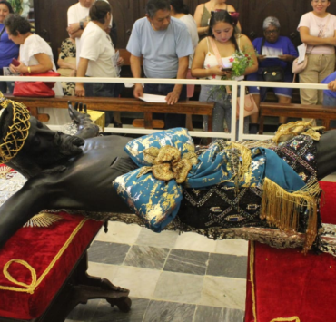 Tradicional cambio del Perizonium del Cristo Negro, Campeche