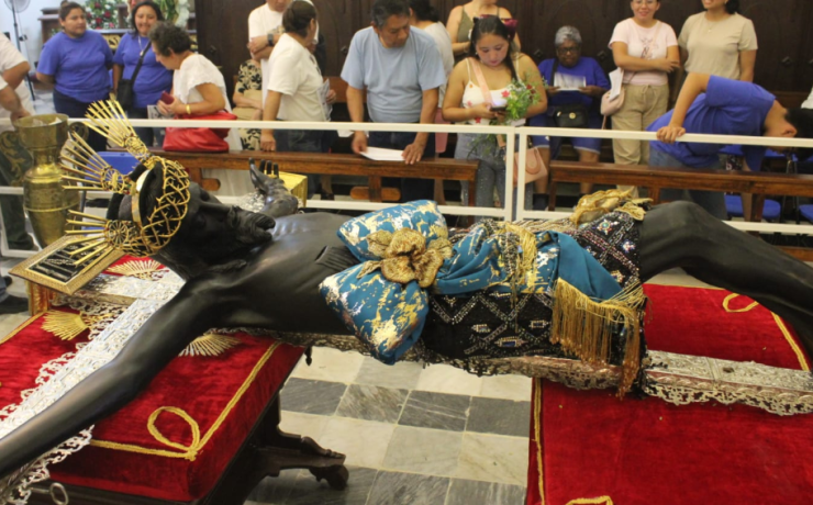 Tradicional cambio del Perizonium del Cristo Negro, Campeche