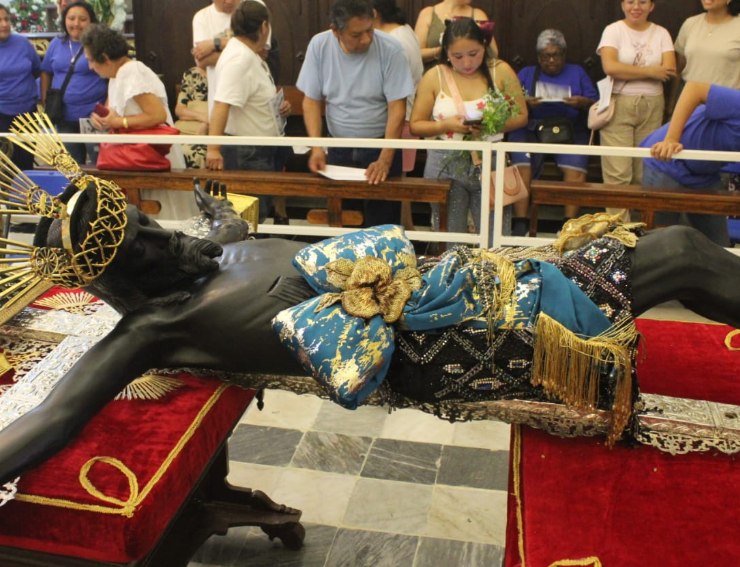 Tradicional cambio del Perizonium del Cristo Negro, Campeche