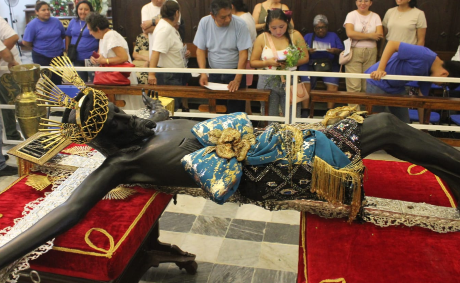 Tradicional cambio del Perizonium del Cristo Negro, Campeche