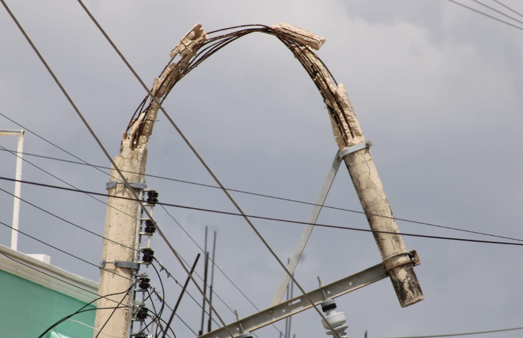Poste de la CFE se parte en la Calle 22del barrio de San José
