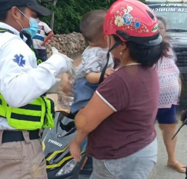 Familia derrapa en motocicleta en Dzitbalché
