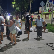 Bloquean avenida por falta de luz en colonia Aviación