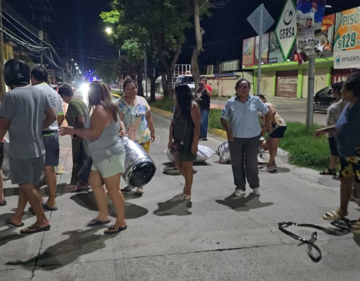 Bloquean avenida por falta de luz en colonia Aviación