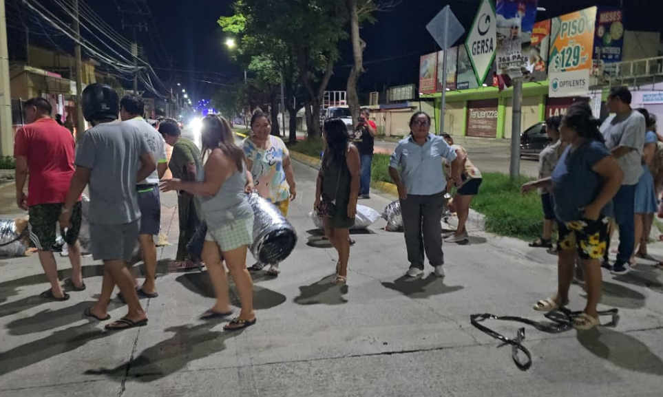 Bloquean avenida por falta de luz en colonia Aviación