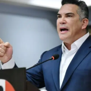 “Alito” Moreno como vendedor ambulante en los estados