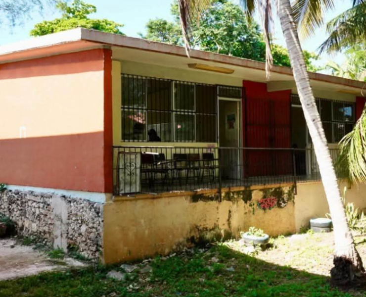 Rescatan escuela abandonada durante dos años