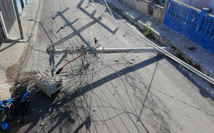 Cae poste con transformador en la Colonia Morelos, Campeche